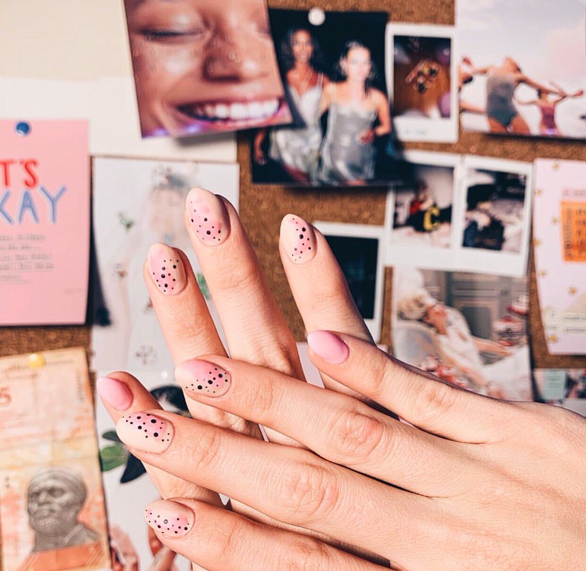 Día de uñas bonitas en cuarto bonito 🥰
📸 <a href="/rosshannabracho/">Rosshanna</a>