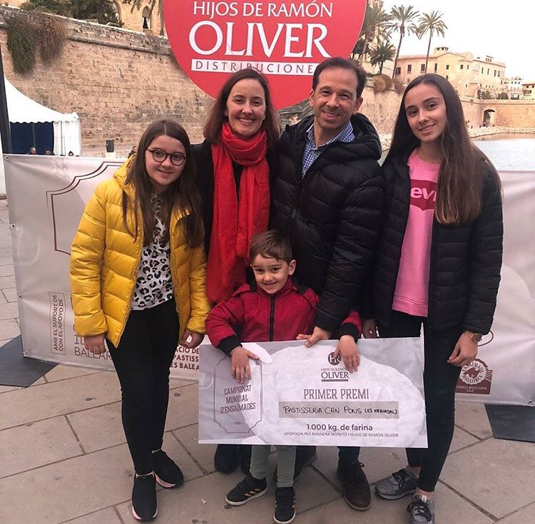 PP_Ferreries's tweet photo. Enhorabona Tolo & familia de @canpons , guanyadors des 1er premi com a millor ensaimada del mon! #canpons #millorensaimadadelmon #ferreriencstriomfadors @orgullferrerienc https://t.co/SEoFW76Lnn