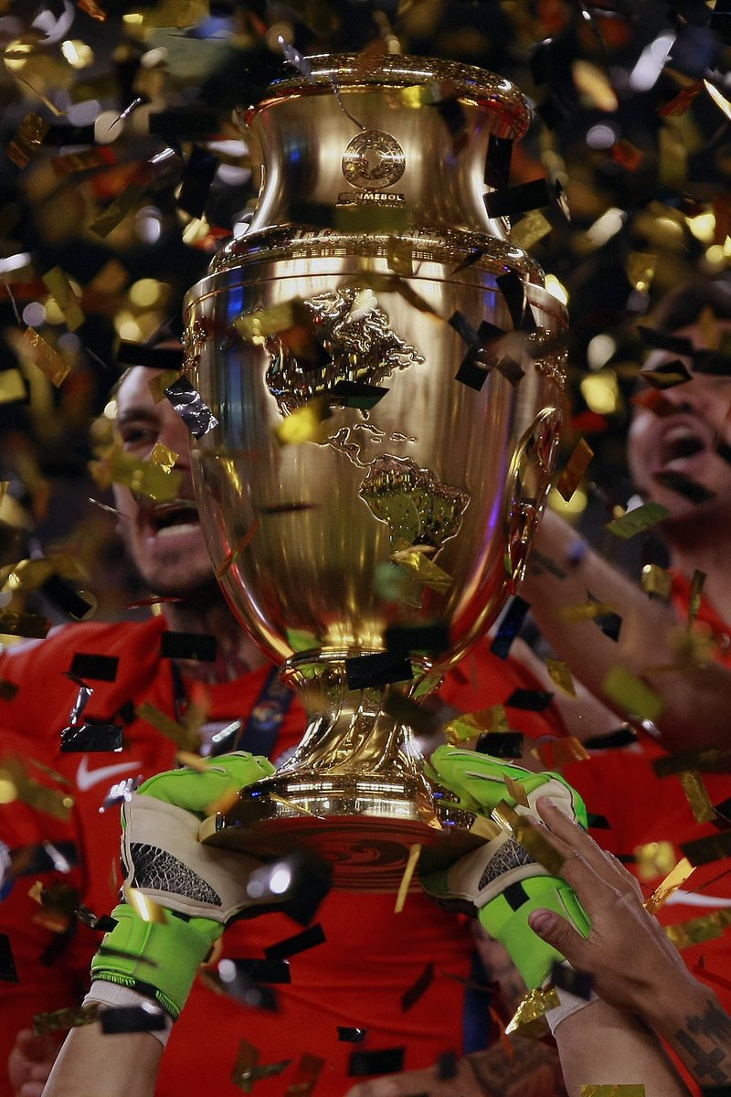 pelotazo's tweet photo. DATAZO. Chilenos con más títulos en el fútbol

21 @C1audioBravo 

20 @kingarturo23 

18 Eduardo Vilches

17 Jaime Pizarro

16 Marcelo Salas
16 Johnny Herrera
16 @Alexis_Sanchez https://t.co/YHWhLVCllb