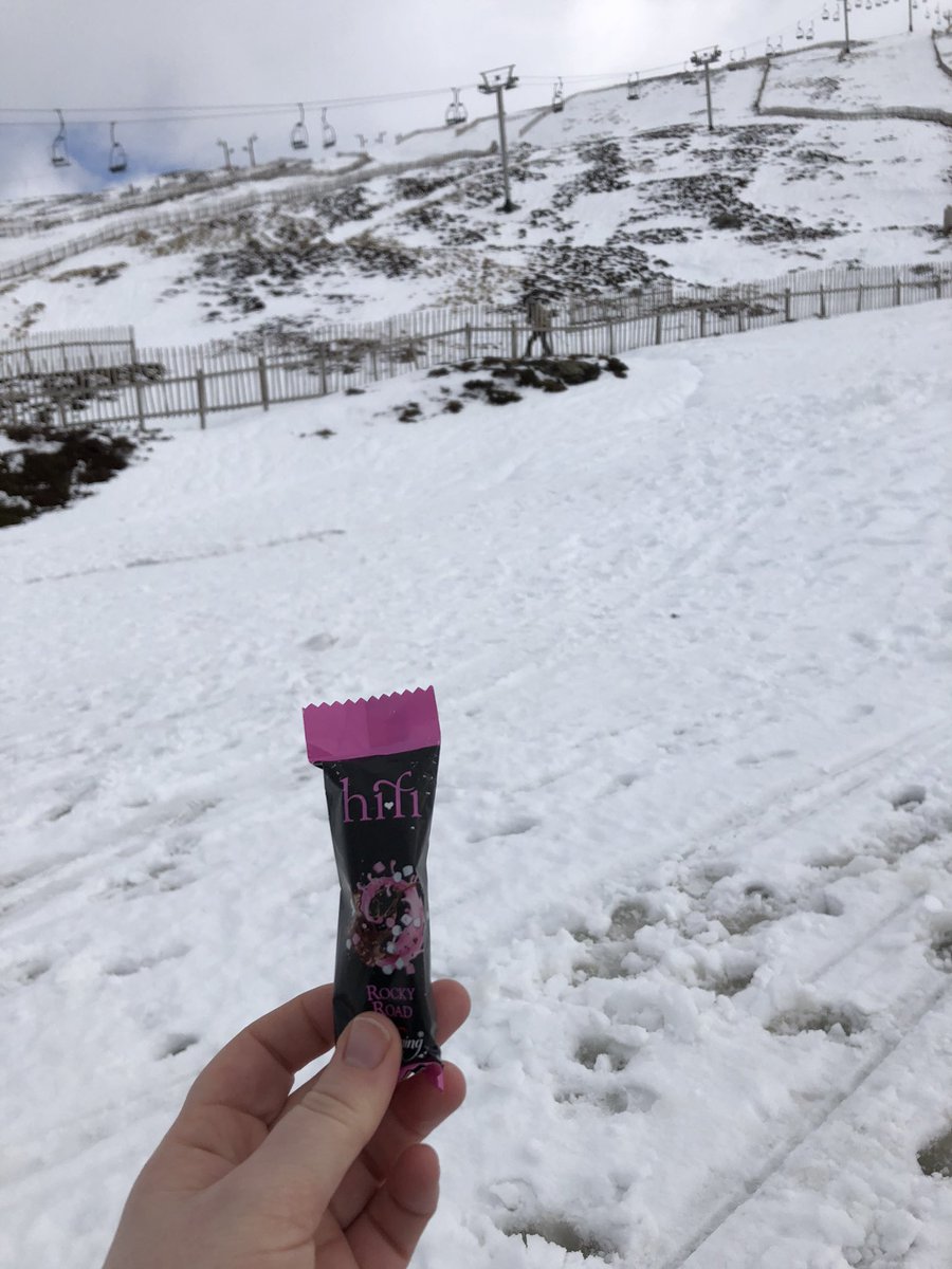 staceygranty's tweet photo. Taking a well deserved “refuelling” break from sledging with a 7 year old with my @SlimmingWorld hifi bar! #Sledging #BodyMagic #SlimmingWorld #SW #SWorld #HiFiBars #Busy #Glenshee https://t.co/ygMMCUR4Wz
