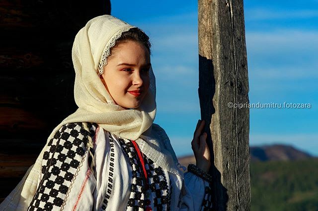 fotozara's tweet photo. Portret #vrancea #canon #birsesti #taravrancei #fotografinvrancea #fotozara #photooftheday #traditiivrancene #photography #portret #eosr #vrancea #fotografinvrancea #fotograf https://t.co/sN8q5R6Jr2 https://t.co/VDwwx7c8Zo