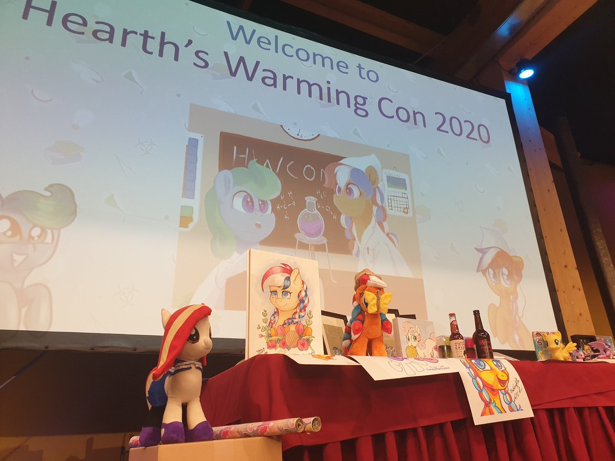 xeto_de's tweet photo. The charity auction is over and the end of @HWConvention is coming closer and closer... 💰

[Poniko]: "Unbelievable. What a gorgeous final amount. Also to see a VHS again. The charity auction with @perrydotto and you guys are sooo amazing!" ( ╹▽╹ )
#brony #mlp #HWCon #ポニコ https://t.co/uvMB5EdrVr