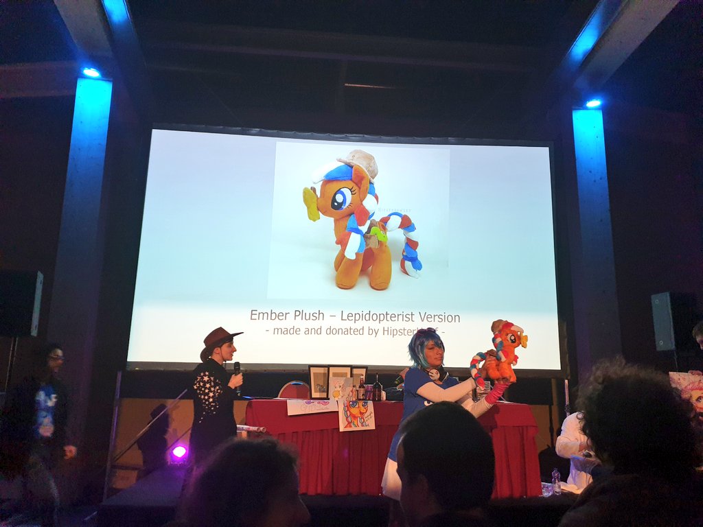 xeto_de's tweet photo. The charity auction is over and the end of @HWConvention is coming closer and closer... 💰

[Poniko]: "Unbelievable. What a gorgeous final amount. Also to see a VHS again. The charity auction with @perrydotto and you guys are sooo amazing!" ( ╹▽╹ )
#brony #mlp #HWCon #ポニコ https://t.co/uvMB5EdrVr