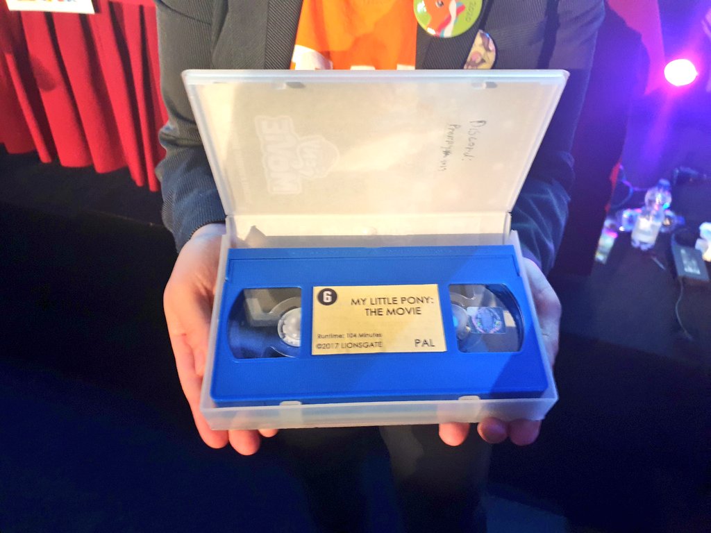 xeto_de's tweet photo. The charity auction is over and the end of @HWConvention is coming closer and closer... 💰

[Poniko]: "Unbelievable. What a gorgeous final amount. Also to see a VHS again. The charity auction with @perrydotto and you guys are sooo amazing!" ( ╹▽╹ )
#brony #mlp #HWCon #ポニコ https://t.co/uvMB5EdrVr