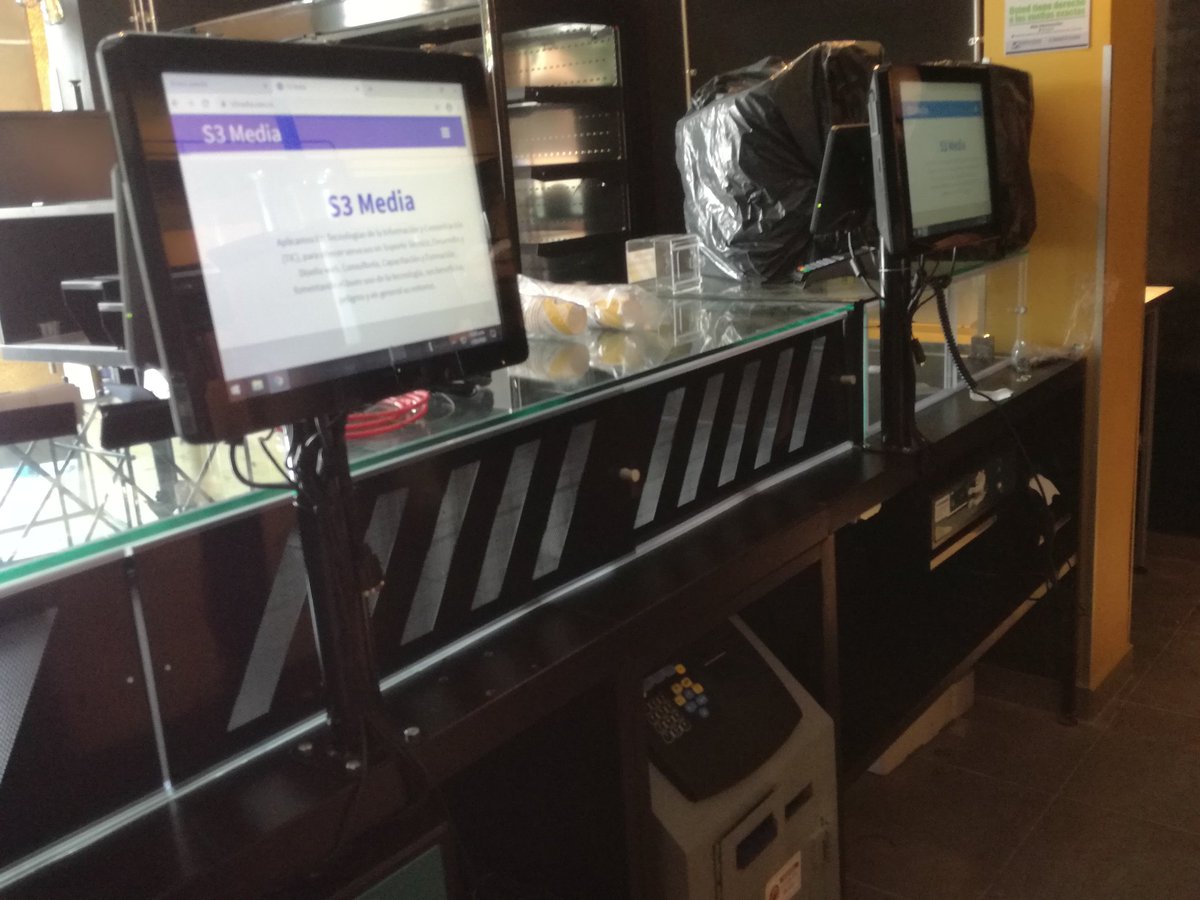 S3Media_0's tweet photo. Damos la bienvenida a la tienda @TOSTAOcafe  Bucaramanga registraduría .

S3media realizando configuración de red y sistema pos https://t.co/hFJ52z3X7p