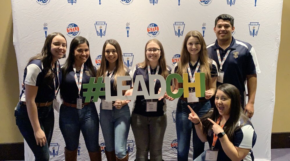 MarissaKubala's tweet photo. I had such an amazing time these past four days with the #AliceHS National Honor Society Officers and their Adviser, @missjess0411 #LEADCHI #bestgroupever #happypeeps #Chicago2020 🌬❄️#smilesallaround 😁🐺🧡 https://t.co/YHOGUvPy5X