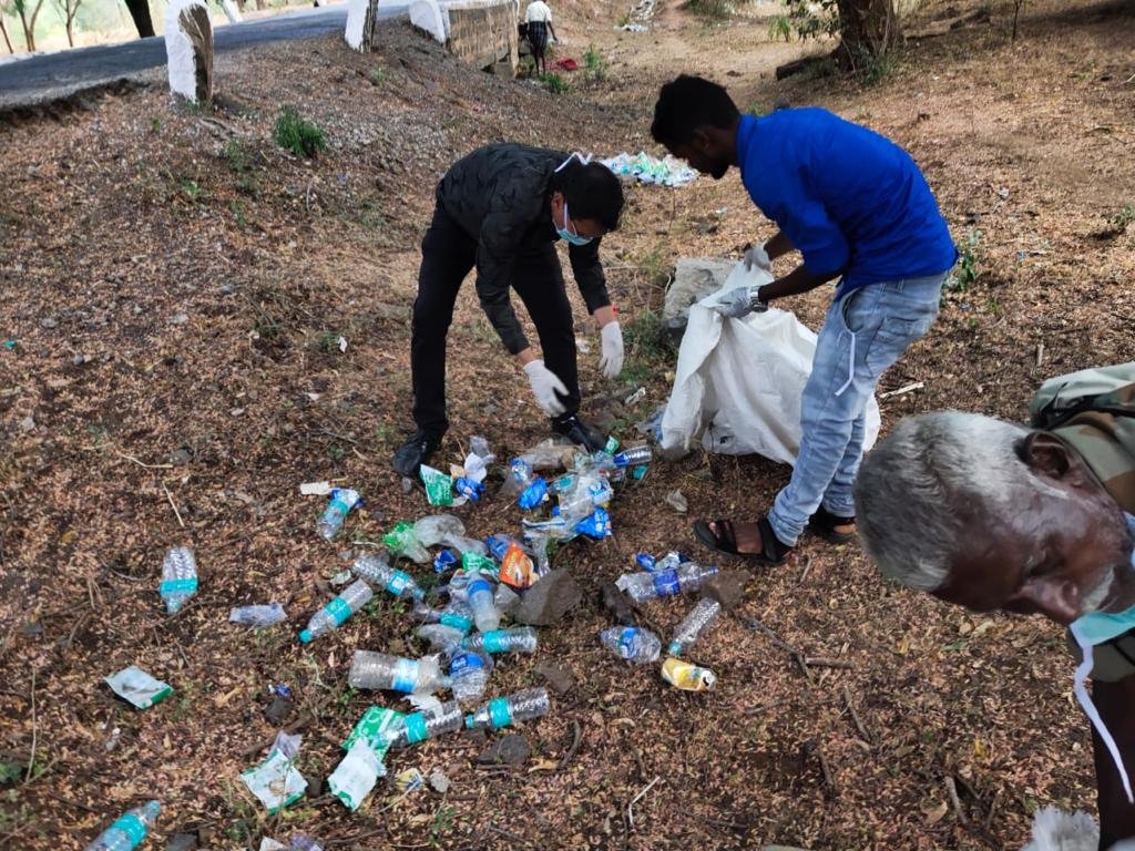 aranya_kfd's tweet photo. Today at MM Hills Wildlife Sanctuary, volunteers participated in a 18 km (Ponnachi cross to Cowdalli) plastic removal programme. 8 truck loads of plastic were removed. We thank the volunteers, forest frontline staff and the media who supported the event

#india #karnataka #forest https://t.co/OZEnD1O1nV