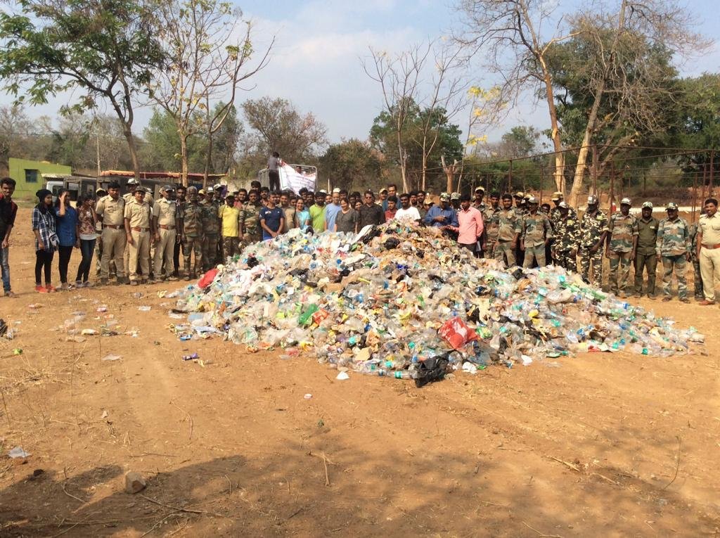 aranya_kfd's tweet photo. Today at MM Hills Wildlife Sanctuary, volunteers participated in a 18 km (Ponnachi cross to Cowdalli) plastic removal programme. 8 truck loads of plastic were removed. We thank the volunteers, forest frontline staff and the media who supported the event

#india #karnataka #forest https://t.co/OZEnD1O1nV