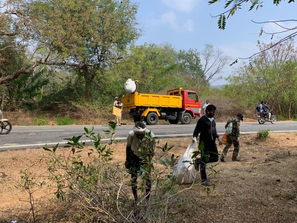 aranya_kfd's tweet photo. Today at MM Hills Wildlife Sanctuary, volunteers participated in a 18 km (Ponnachi cross to Cowdalli) plastic removal programme. 8 truck loads of plastic were removed. We thank the volunteers, forest frontline staff and the media who supported the event

#india #karnataka #forest https://t.co/OZEnD1O1nV