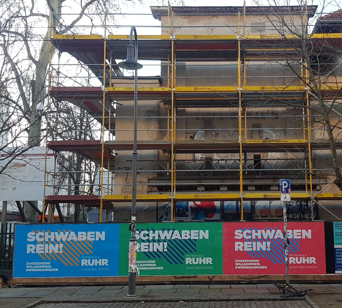 derleitwolf's tweet photo. Musterbeispiel perfekter Auรenwerbung-Zielgruppenansprache in Prenzlauer Berg. #wenndannhier #schwabenrein #ooh #outofhome #spรคtzlemarketing #promotion #conversioneldorado #maximumROI @stadt_d_staedte https://t.co/8GMhvtatmt