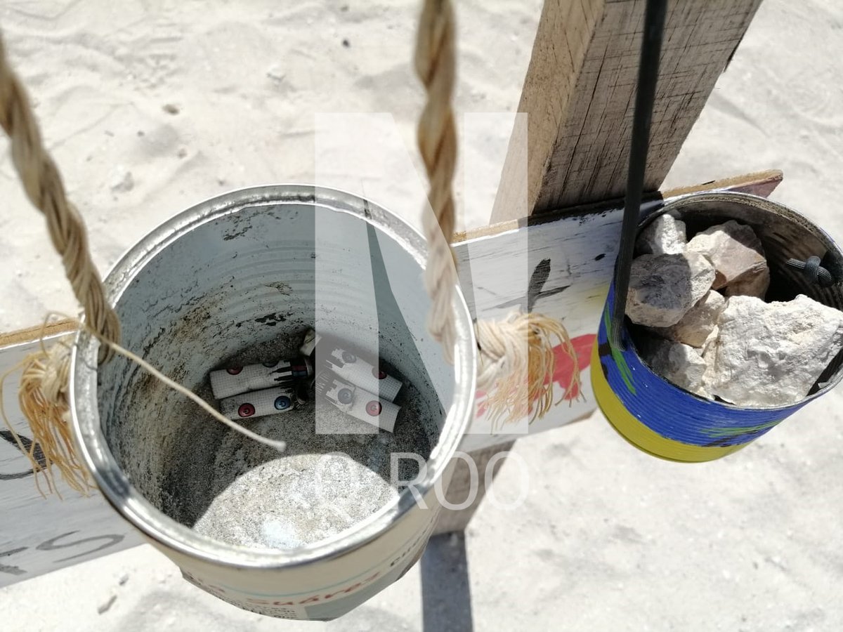 novedadesqroo's tweet photo. #Cancún | Colocan en 'playa gaviota azul'  letreros con latas recicladas para que la gente tire sus colillas ahí.
📸Paola Chiomante/SIPSE https://t.co/19WkXGIMLp