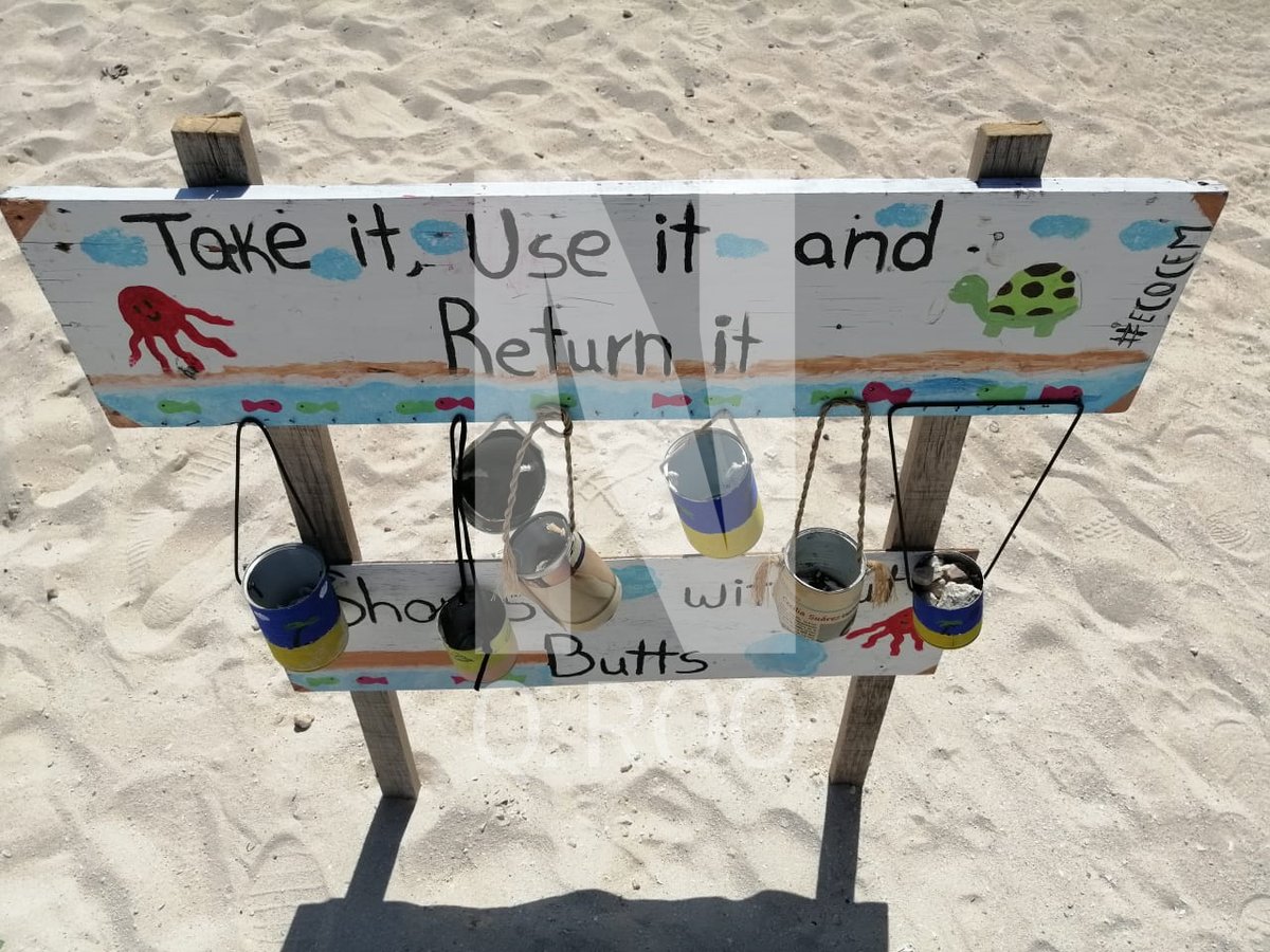 novedadesqroo's tweet photo. #Cancún | Colocan en 'playa gaviota azul'  letreros con latas recicladas para que la gente tire sus colillas ahí.
📸Paola Chiomante/SIPSE https://t.co/19WkXGIMLp