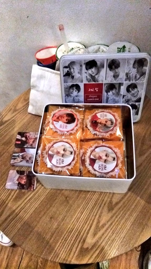 cloudsnunew25's tweet photo. 3RD AND LAST KARUPOCCAN 🐰

HALA GIRL BAKEEET WALA AKONG PHOTOS DITO SA EVENT FOR GONHUNHEE 😭 so eto na lang fansupport nang marupok kong friend haha 

supeeeer thank you sa pag organize ulit sa uulitin ❤️ 

#Express765
@cafehellocix @CIXUNIONPH https://t.co/tNOYmh2BVA