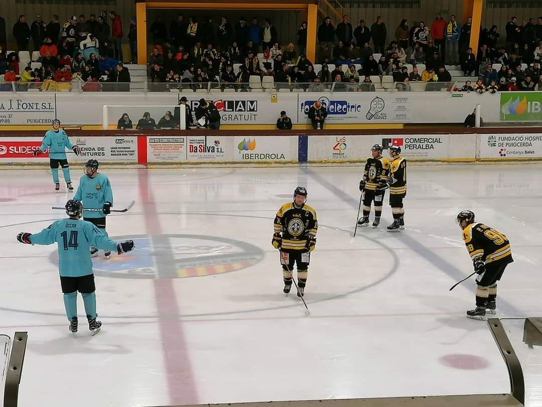 boschimanus's tweet photo. Vibrant primer partit de semifinals d'hoquei gel sènior masculí, el Puigcerdà es va imposar al Barça des del primer moment (4-2). Ahir, tot un espectacle per gaudir poques vegades #playoff #HoqueiGel https://t.co/FohnItCCbV