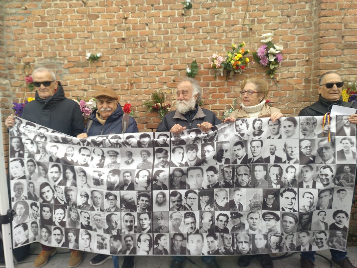 emiliogrande53's tweet photo. Recital de poesía en el Cementerio del Este por el comportamiento del Ayuntamiento de Madrid contra Miguel Hernández.
Pinchar enkace de Facebook
https://t.co/wo0IGTdTe9
@MiguelARevoluci 
@EReccio 
@RdukeRuben 
@matsmadrid 
@3REPUBLISPAINP1 
@MiercolesRepubl 
@larepublica_pe https://t.co/vkGtDxr218