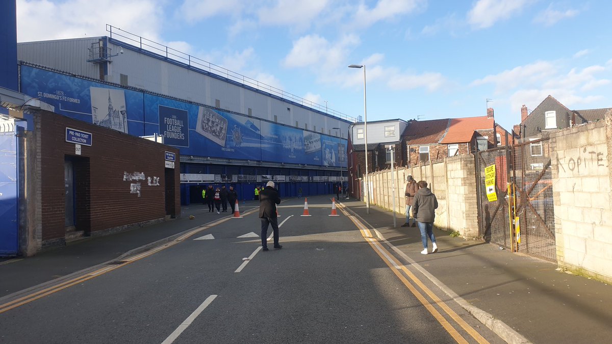 StretfordPaddck's tweet photo. Frustrating one here today. Opportunity missed to close the gap again, De Gea's error costly.

Not a bad result, of course, just that sense of a missed opportunity.

How you feeling, Reds? Fancams coming... #MUFC #EVEMUN #MatchdayMac https://t.co/IF32qznK54