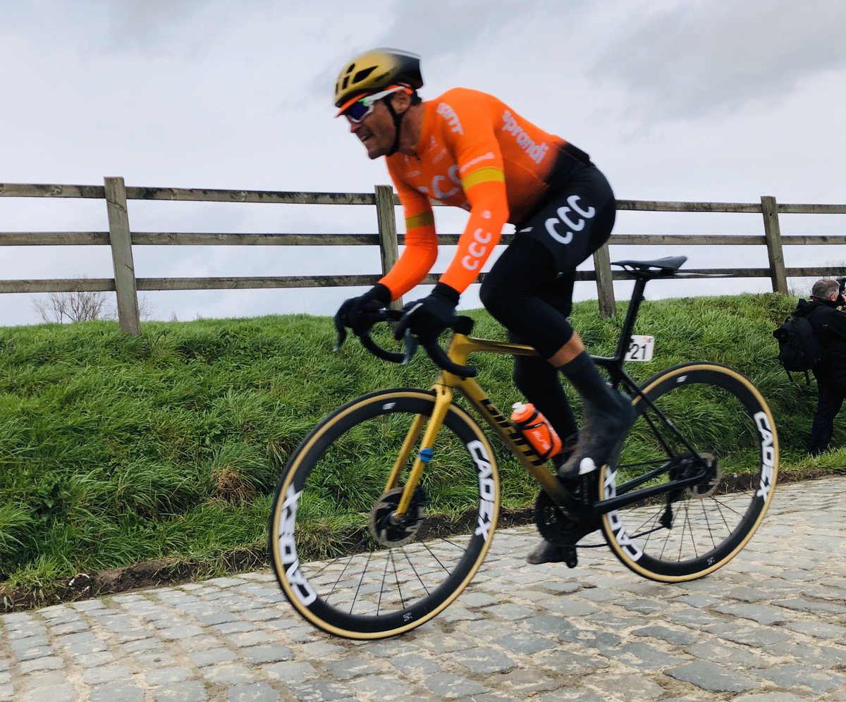 KDDbellegem's tweet photo. Passage @GregVanAvermaet @CCCProTeam op de Beiaard in Bellegem tijdens @KuurneBxlKuurne #kbk #koers @sporza_koers https://t.co/qVo6XZrFNL