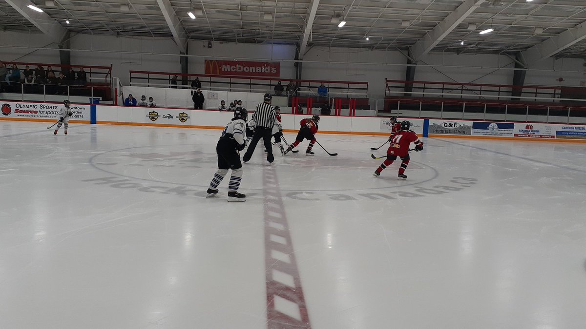 HMBProvAtmGirls's tweet photo. Semifinal 2 is underway as the Carman SR take on Morden #BelieveInTeam #HMProvincials @hockeymanitoba @CargillAgCanada @farmgirl3kids https://t.co/rlqrotLu5k