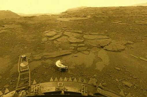 Space_Chronicle's tweet photo. 📷The surface of #Venus, the hell planet, as seen from the #USSR's #Venera 13 lander #OTD March 1st, 1982. The lander survived for 127 minutes taking the first color photos and making the first soil samples of Venus! https://t.co/6JeE0b5L02