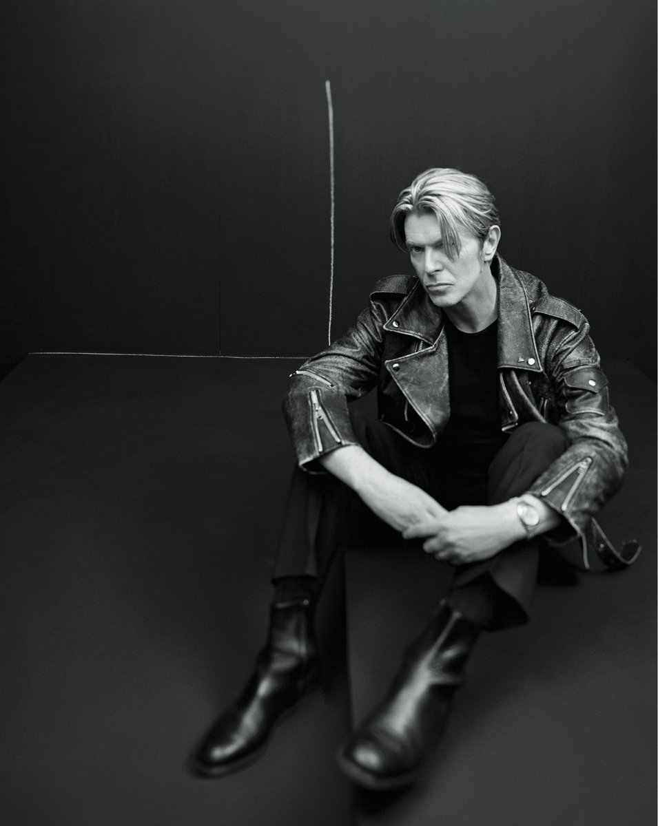In honor of being the oldest recipient of a Brit Award for British Male Solo Artist at this time in 2014, we're bringing back this incredible shot of David Bowie from one of our music issues. 

#somamagazine #somaarchives #DavidBowie