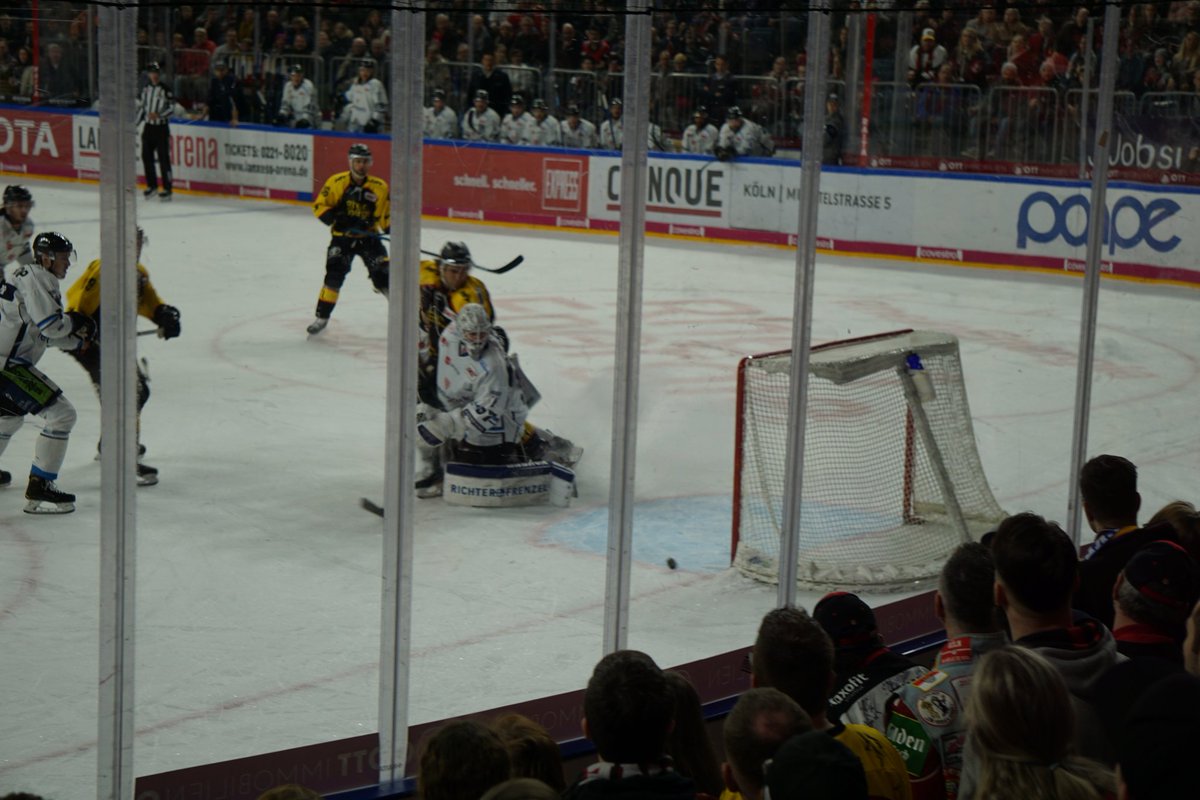 funsharks05's tweet photo. Haie machen gut Druck aber Straubing ist effektiver und macht das erste Tor 0:1 steht's gegen die Straubing Tigers #koelnerhaieofficial #straubintigers #haielive #aufgehtsHaie https://t.co/JwmmbEBiiv