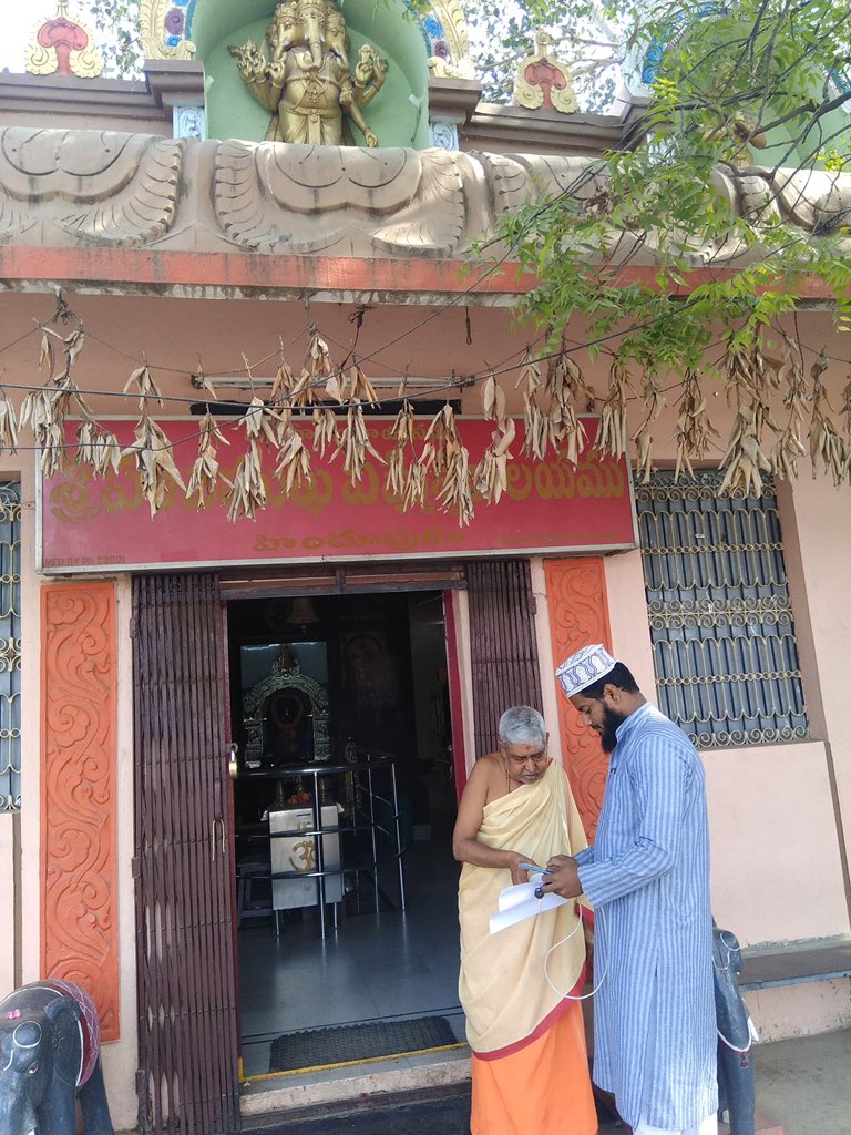 Ajay75683124's tweet image. Meanwhile in Andhra Pradesh, a muslim Grama Volunteer Samiulla door delivers pension to a Pujari in the temple. So heartwarming! ❤ #StopCommunalViolence #PensionsDoorDelivery @ysjagan #delhivoilence