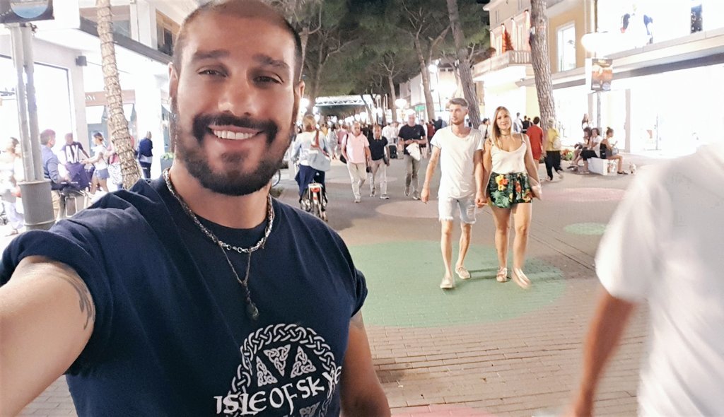 JoelSepelJOELSE's tweet photo. #RICCIONE🇮🇹 #JoelSeInEmiliaRomagna #JoeleSepelInEmiliaRomagna🇮🇹 #ItalianRocker #JOELESEPEL #joelse #joelsepel #CRUMBLENOT #theperformer #Composer #cantante #CantanteRock #Animal🎤 #sänger #Soñador #dotato #GUARINOGIUSEPPE #GreatDude https://t.co/uslomEdfJy https://t.co/DfkgbuiPlm https://t.co/yC332gVvJX