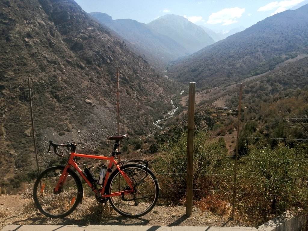 Pedaleo a Yerba Loca. Pa La próxima alcanzo Farellones. Igual digno para un viejenial cuarentón como yo.