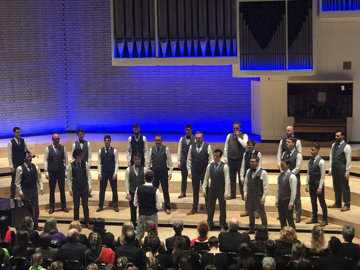 JenBeardsmore's tweet image. @meantimechorus Winners last year entertain a packed and eager audience! @mcrchoralcomp #MACC2020