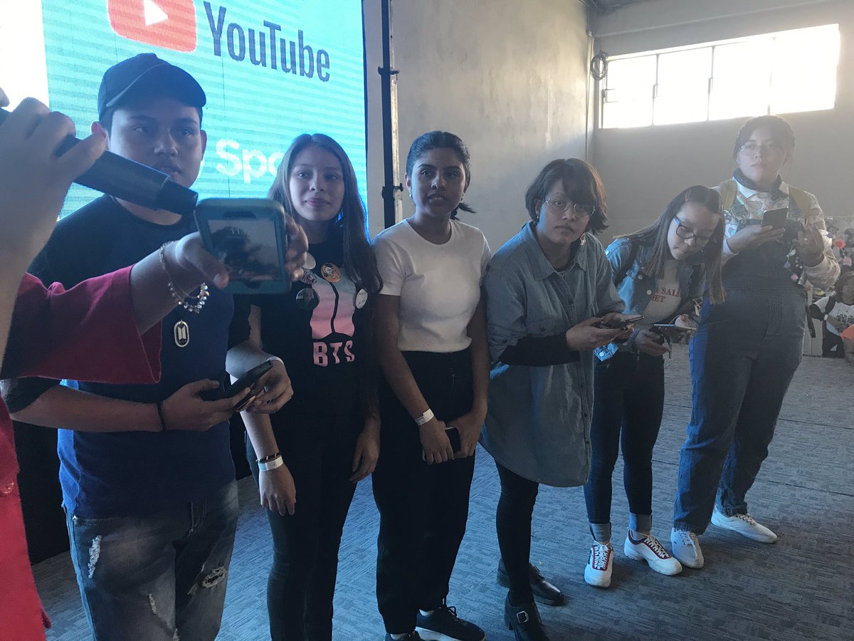 UReportGua's tweet photo. Hoy estamos compartiendo con las y los armys en el #MagicShopDay 🙌🏻 ¡cada vez somos más! En este corto tiempo hemos logrado llegar a más de 20,400 U-Reporters 😮😁 ¿llegamos a más? 😉 #MiOpiniónImporta
@LoveMyselfGT @BTS_Guatemala @GuatemalaArmy https://t.co/LXUHXBLz2f
