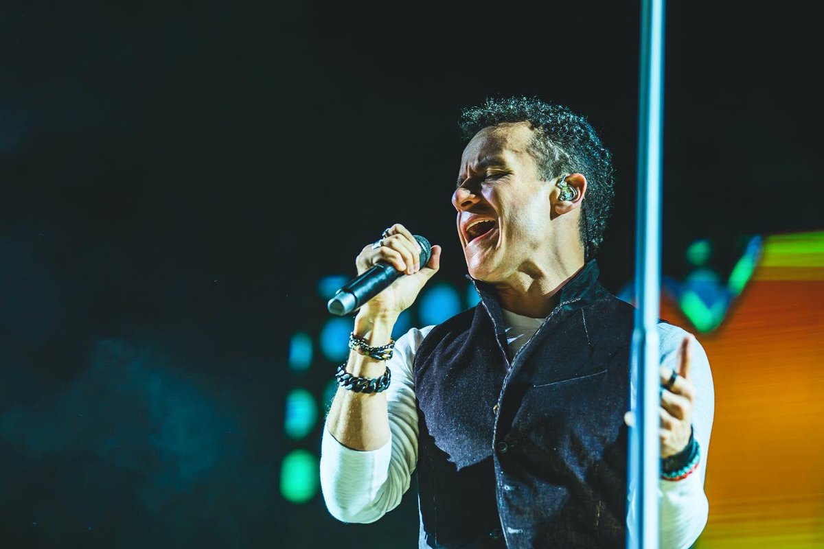 Fonseca's tweet photo. Pura vida Costa Rica🇨🇷 Gran noche en el @picnicfestcr 🤟🏼#TourSimplesCorazones 📸 @camilobaezph https://t.co/KWPSMXrCQE