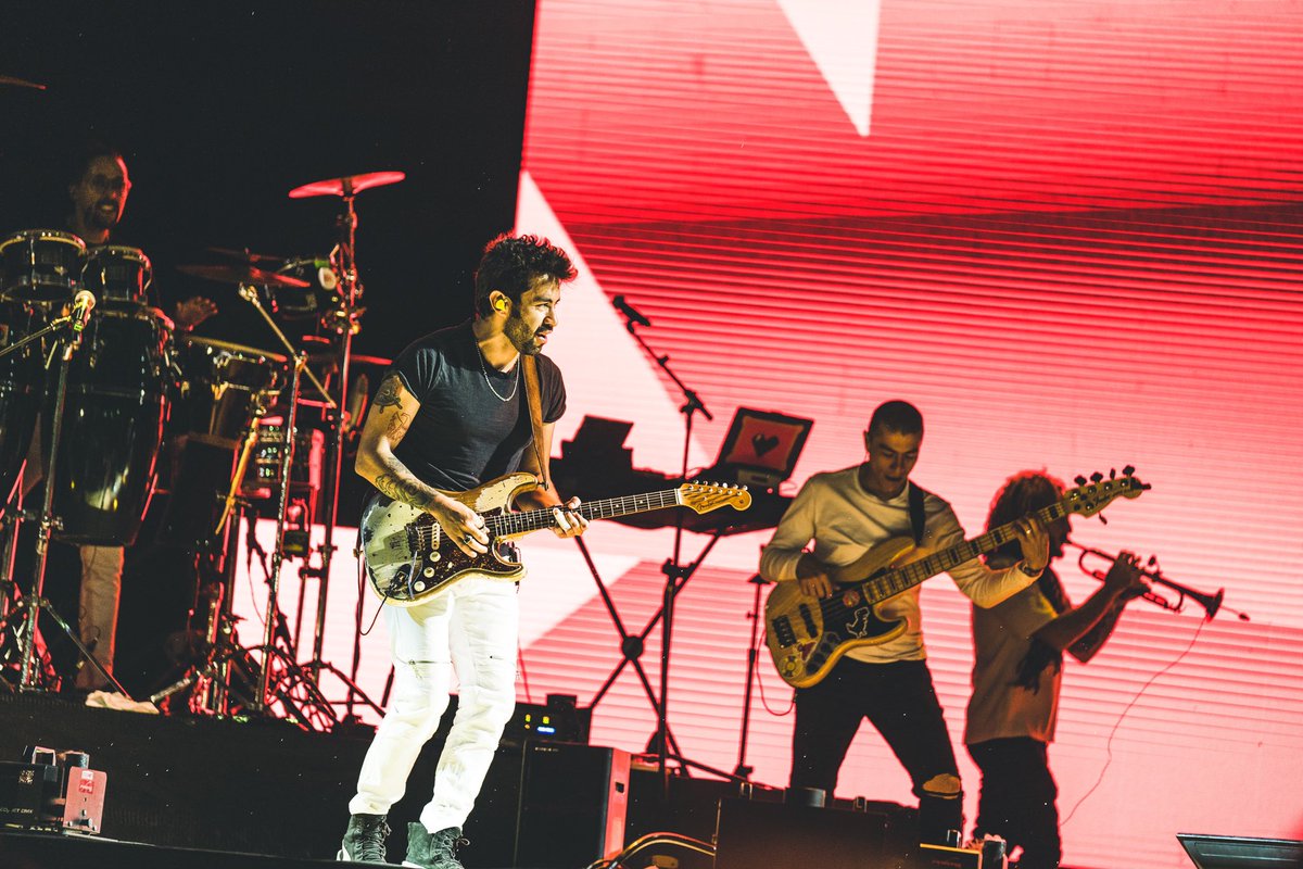 Fonseca's tweet photo. Pura vida Costa Rica🇨🇷 Gran noche en el @picnicfestcr 🤟🏼#TourSimplesCorazones 📸 @camilobaezph https://t.co/KWPSMXrCQE
