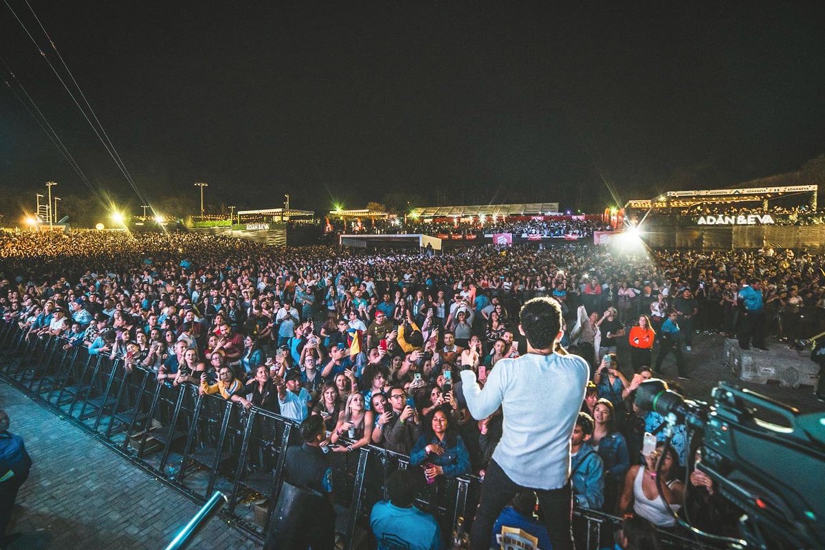 Fonseca's tweet photo. Pura vida Costa Rica🇨🇷 Gran noche en el @picnicfestcr 🤟🏼#TourSimplesCorazones 📸 @camilobaezph https://t.co/KWPSMXrCQE