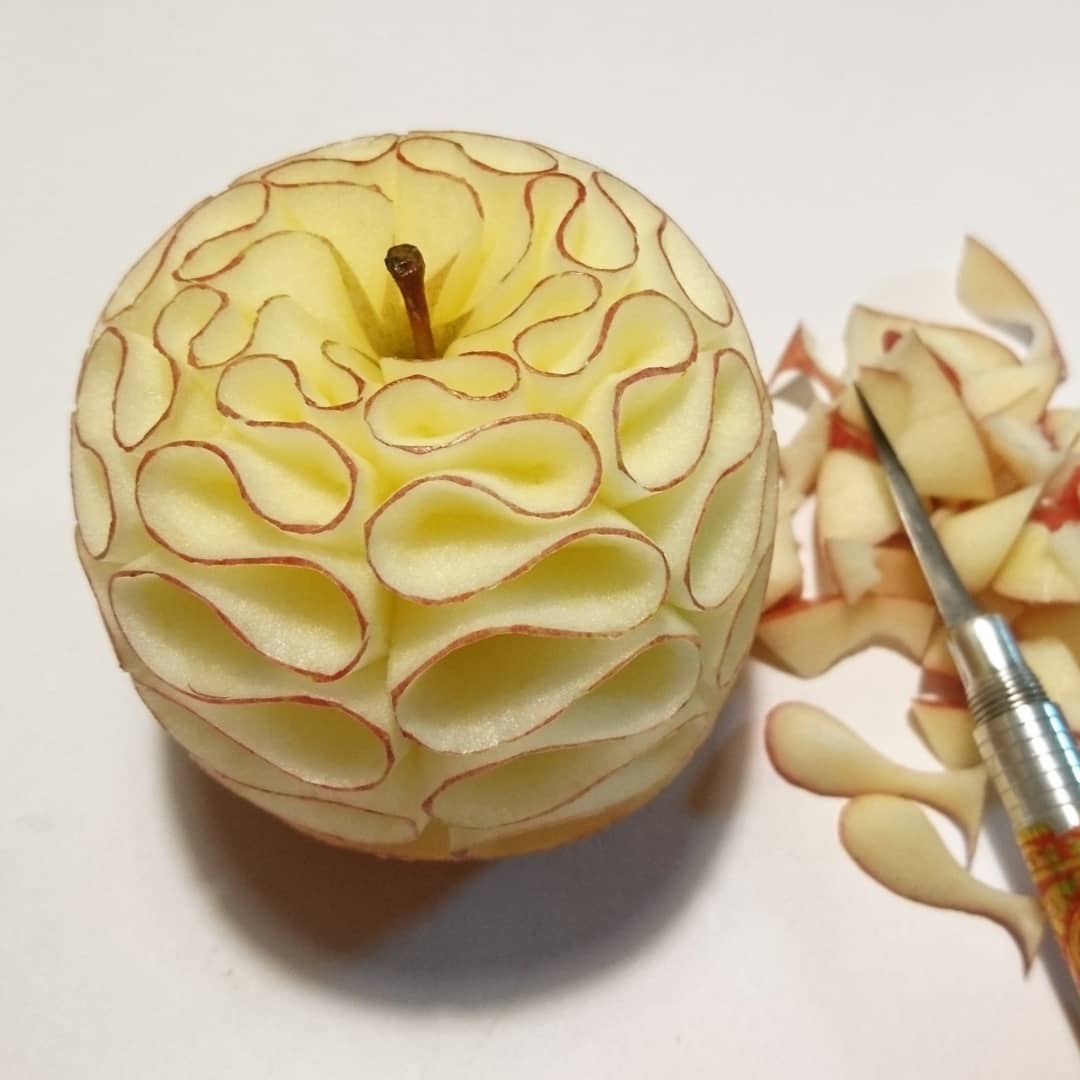 thisiscolossal's tweet photo. Intricate patterns hand-carved into fruit and vegetables by Takehiro Kishimoto https://t.co/suun61t6EH https://t.co/UyRukmTnIo