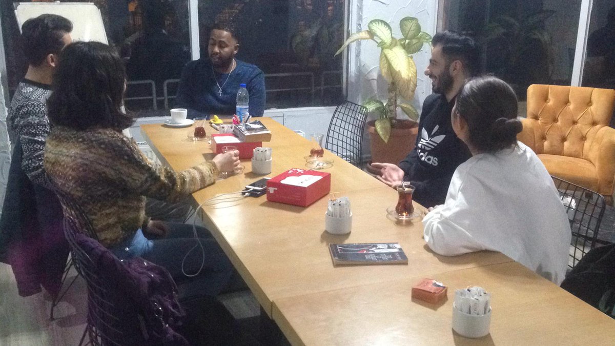 spokenAnkara's tweet photo. Ankara'da yabancı hocalarla haftanın her günü speaking yapma imkanı.
Gramer biliyorsunuz ama konuşamıyorsanız veya konuşabiliyor ama daha da ilerletmek istiyorsanız bekleriz😊.
Deneme oturumuna katılarak ortamımızı daha iyi görebilirsiniz. https://t.co/60KKD34HPK