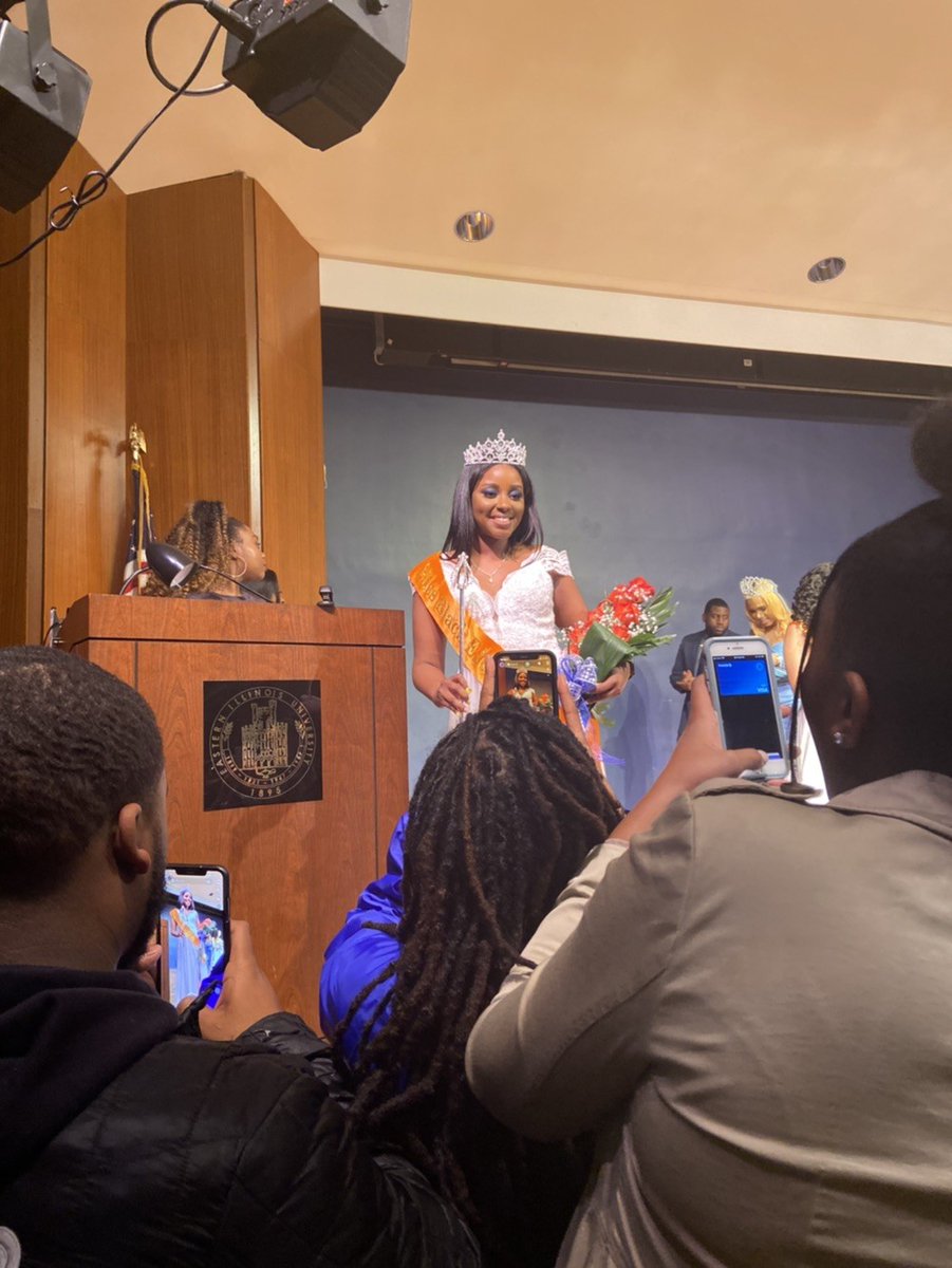 EIUstudentgov's tweet photo. We want to wish Mikayla Standford a HUGE CONGRATULATIONS on being crowned Miss Black EIU 2020!!!! @eiubsu did a phenomenal job putting on this event and we want to congratulate them as well on a successful event. #gobigblue #GoPanthers https://t.co/SViuHtLuhz