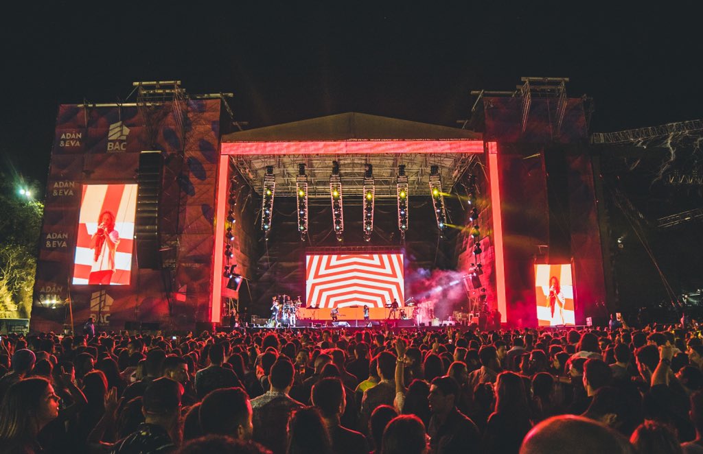 Fonseca's tweet photo. Pura vida Costa Rica🇨🇷 Gran noche en el @picnicfestcr 🤟🏼 Colombia siempre presente a donde vamos!🇨🇴❤️#TourSimplesCorazones 📸 @camilobaezph https://t.co/rBoH11SfgO