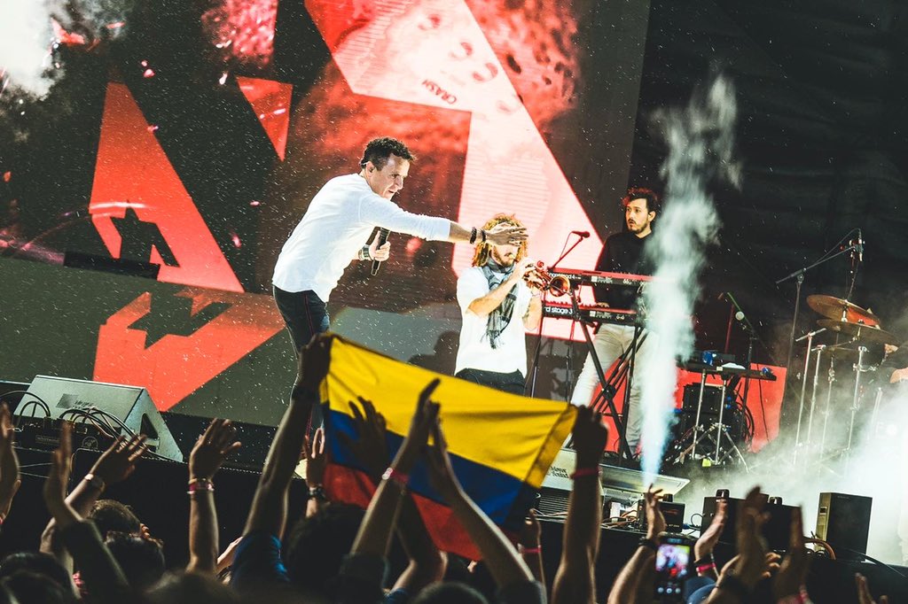 Fonseca's tweet photo. Pura vida Costa Rica🇨🇷 Gran noche en el @picnicfestcr 🤟🏼 Colombia siempre presente a donde vamos!🇨🇴❤️#TourSimplesCorazones 📸 @camilobaezph https://t.co/rBoH11SfgO