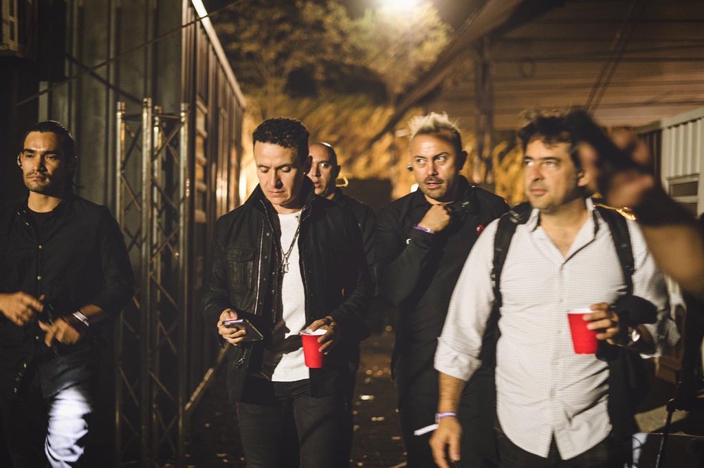 Fonseca's tweet photo. Pura vida Costa Rica🇨🇷 Gran noche en el @picnicfestcr 🤟🏼 Colombia siempre presente a donde vamos!🇨🇴❤️#TourSimplesCorazones 📸 @camilobaezph https://t.co/rBoH11SfgO