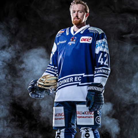 roosters_hockey's tweet photo. TOR! Die Roosters halten den Puck im Augsburger Drittel. #Halmo bringt ihn über die Bande hoch zu #Rumble, der den Schuss nimmt. Vor dem Tor steht #Dmitriev und fälscht unhaltbar ab. 1:3, 43'. #AEVIEC #NURDERIEC https://t.co/wiNgSOIRUQ