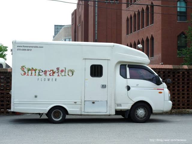 The flowers arrive just in time on D-Day! Here's the truck delivering the flowers to Jin.