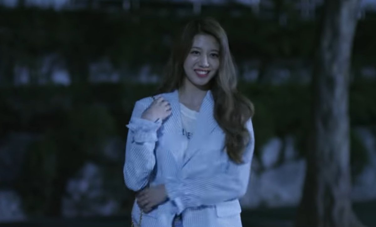 After the truck delivers the flowers, it makes a U-turn. At the same time, on the opposite side of the road, Jin sees the girl approaching him.