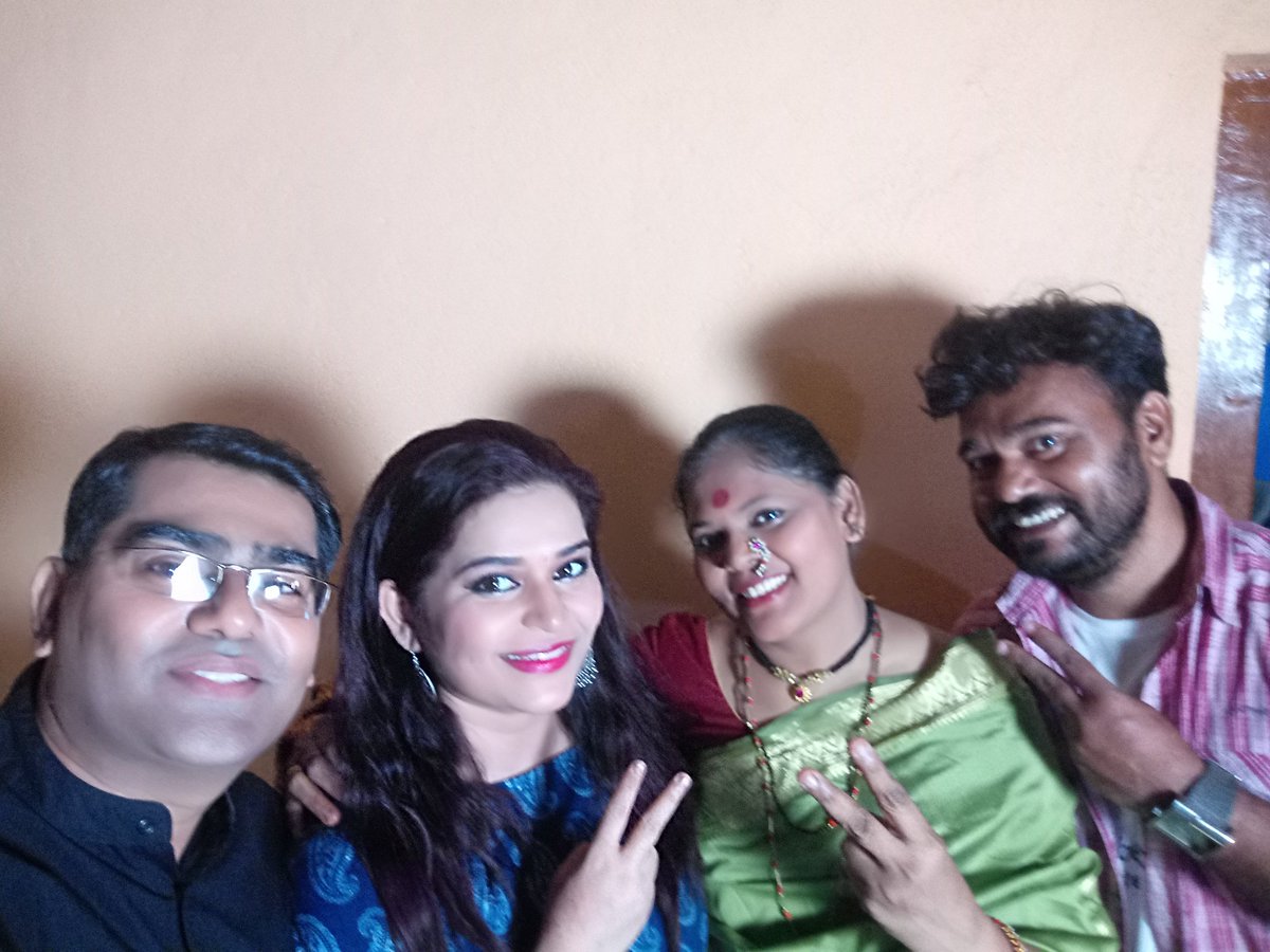 diBhagyashri's tweet photo. जुने मित्र...नवीन काम...मज्जा 😍
#newproject 😃 #adshoot #shooting #shootmode #actorslife #direction #director #comingsoon #actor #afteralongtime #oldfriends #happiness #bhagyashridixit #jaybendre #smitapadhye #mangeshkasekar #countryside #saphala https://t.co/qIH4Wxhlf8