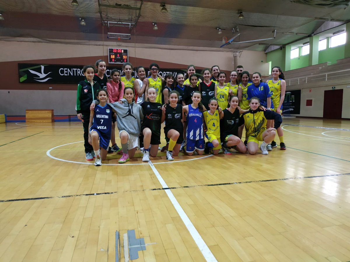 BAMALPARTIDA's tweet photo. Finalizado el partido de preparación de la Selección Extremeña contra nuestro Infantil Femenino, un placer colaborar con la @FExB !! Muchísima suerte a todas las participantes! https://t.co/0qWB9wyPtK