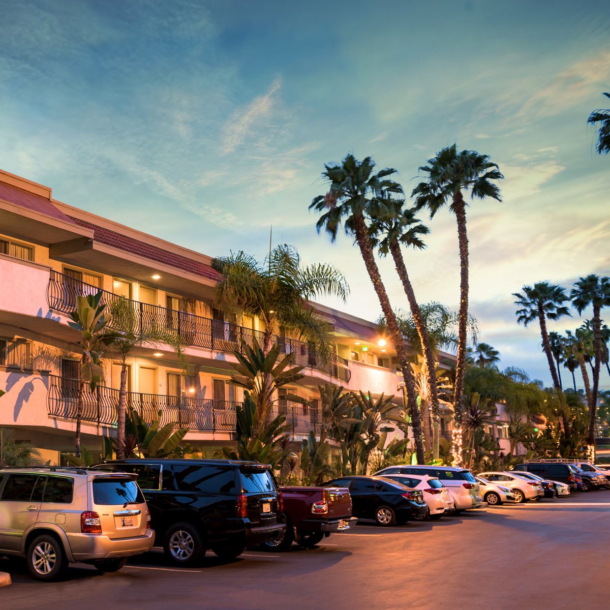 dayshotelhc's tweet photo. Our own slice of San Diego paradise. #DaysInnHC #SanDiego #VacationIsCalling #Sunset https://t.co/RECfzbp3pl