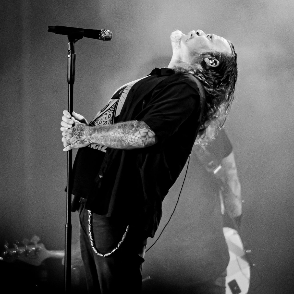 Böhse Onkelz Kevin Russel <a href="/onkelzoffiziell/">Böhse Onkelz (Offiziell)</a> #kevinrussell #onkelz⁠ #boehseonkelz⁠ #concert #music #live #livemusic #concertphotography #festival #show #musician #tour #musicphotography #photography #stage #artist #concertphotographer #musicfestival #livemusicphotography #perform