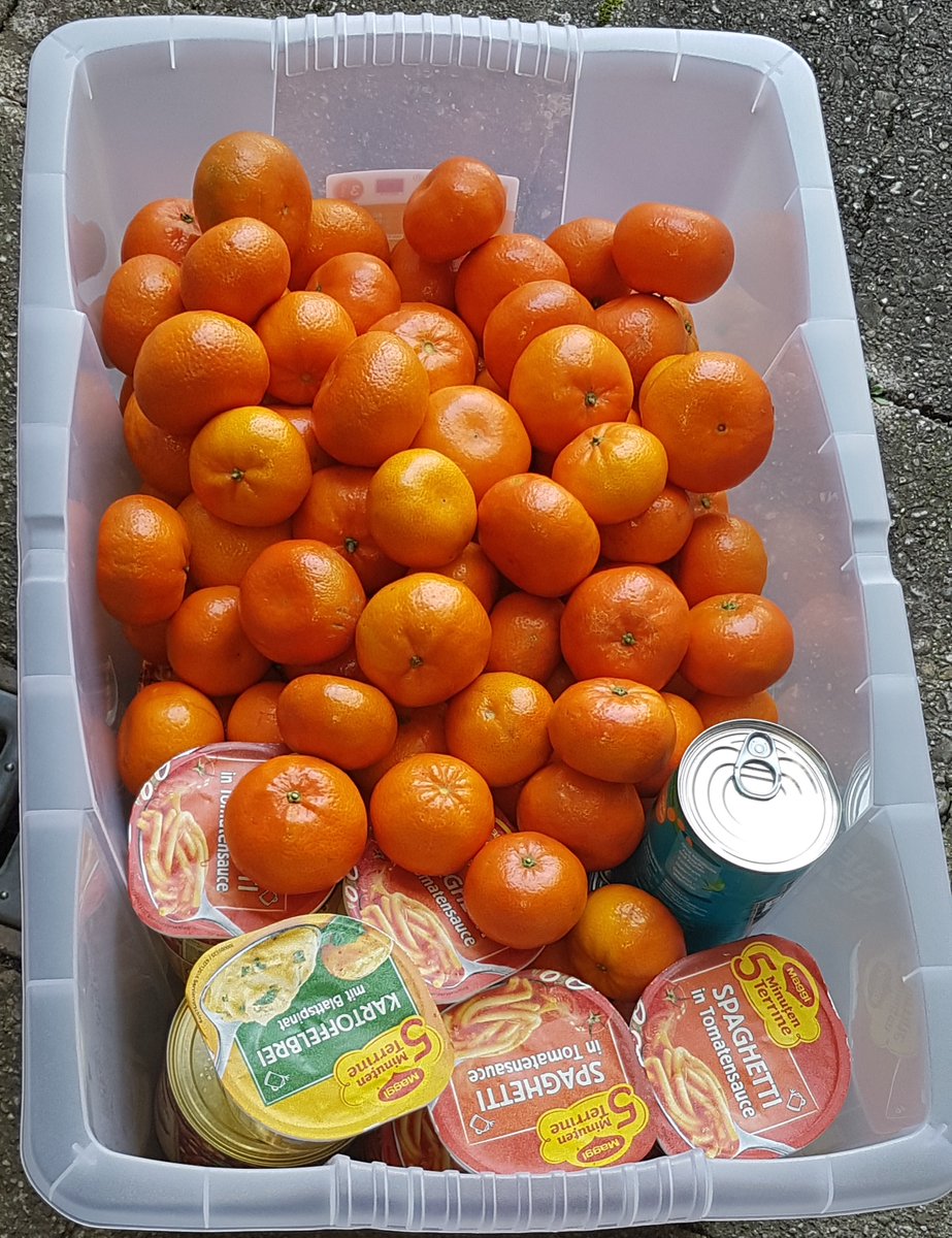 Igeps01's tweet photo. Heute waren wir zum 4. mal mit unserer #direktenStrassenhilfe unterwegs.
Neben Lebensmitteln, Obst, Hygieneartikel, warme Kleidung hatten wir heute auch Kaffee und Tee mit dabei, was guten Anklang fand. https://t.co/fB58naIQgN