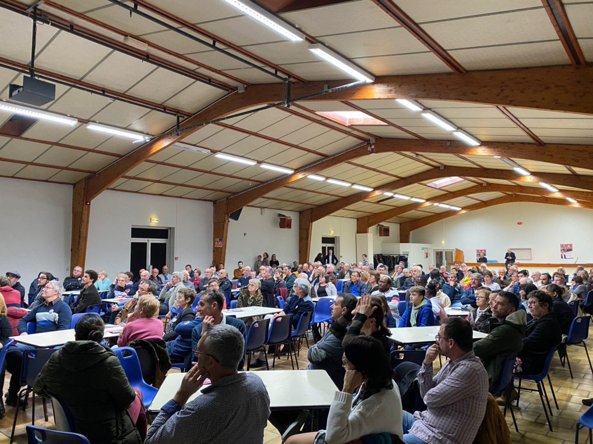 StIbarra's tweet photo. La salle des fêtes du Bourg-sous-la-Roche est comble pour la présentation du programme et de notre équipe.
Merci à Jacques Auxiette pour sa présence.
Merci aussi à toutes les Yonnaises et tous les Yonnais présents pour nous soutenir ! 
Ensemble vers la victoire ! #LRSY https://t.co/mTzZq0Ugby