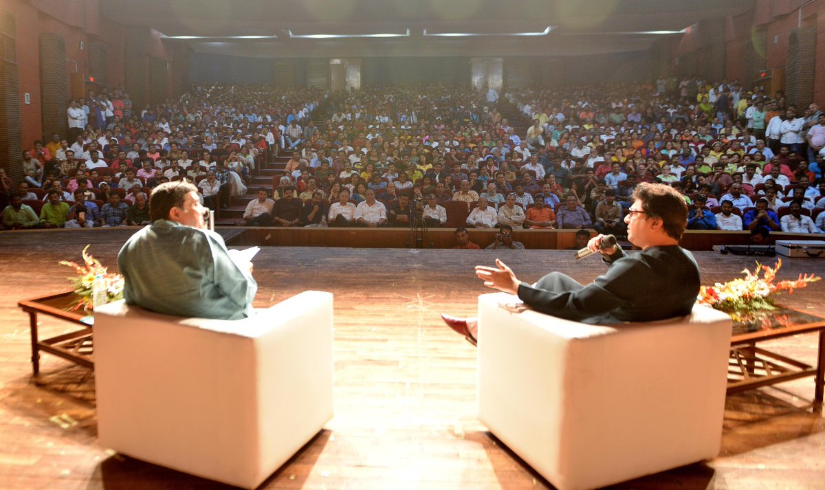 mnsadhikrut's tweet photo. चित्रं, व्यंगचित्रं, रंगसंगती, संगीत, चित्रपट, साहित्य ह्यासर्वांसह बदलत जाणारं समाजमन, शहराची-राज्याची रचना, शाळा-महाविद्यालयीन जीवन अशा विविधांगाने अभिरुचीसंपन्न @RajThackeray पुन्हा महाराष्ट्रासमोर @mataonline च्या 'कलासंगम महोत्सवा'च्या प्रदीर्घ मुलाखतीत व्यक्त झाले. https://t.co/U8QmE8dbxh