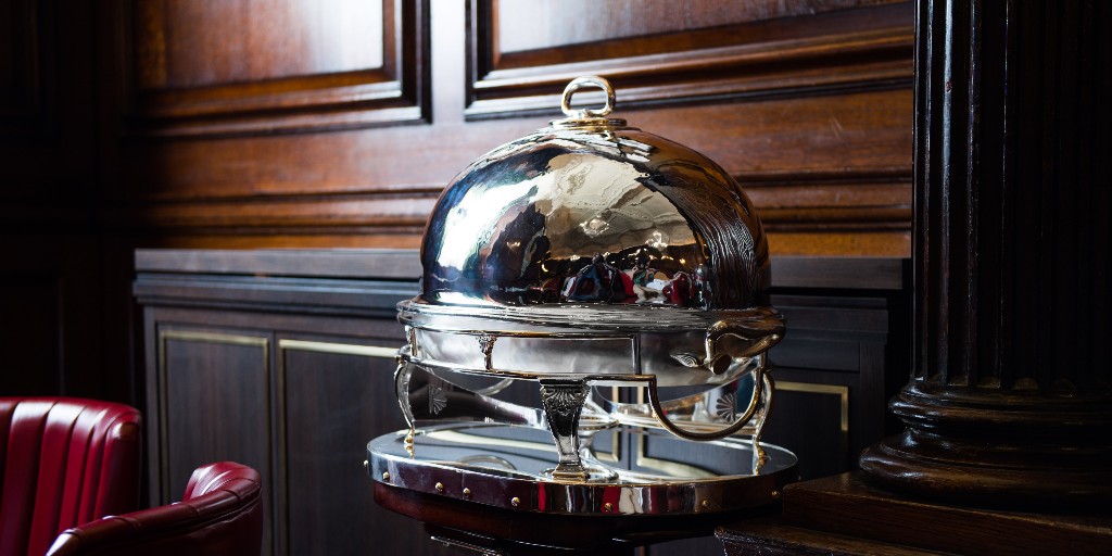 Did you know that our tradition of carving meat in front of guests began as a way to avoid disturbing chess players mid-game? #SimpsonsintheStrand #LondonDining #SimpsonsHistory ow.ly/DcRh50yqmYA